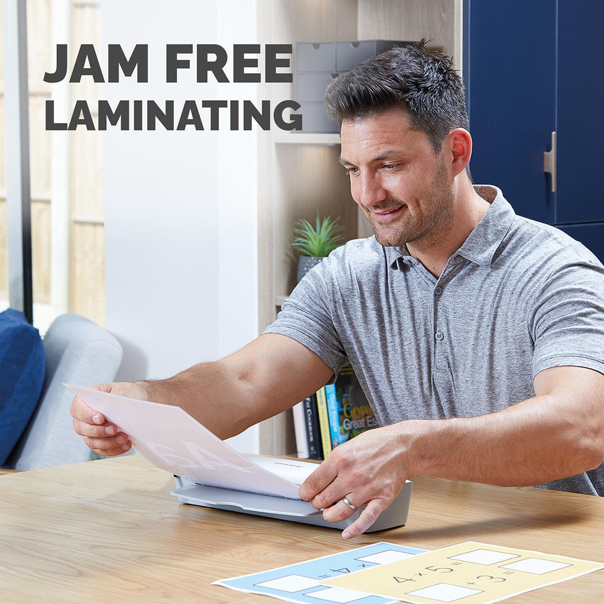 Man laminera dokument med Fellowes Ion A3 lamineringsmaskin, text JAM FREE LAMINATING