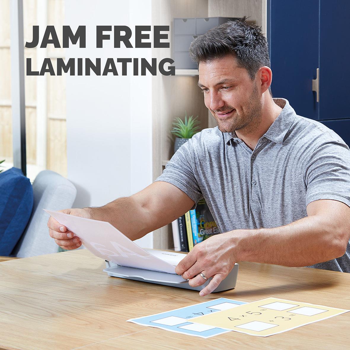 Man lamineringar dokument med Fellowes Ion A4 lamineringsmaskin i ett kontorsrum