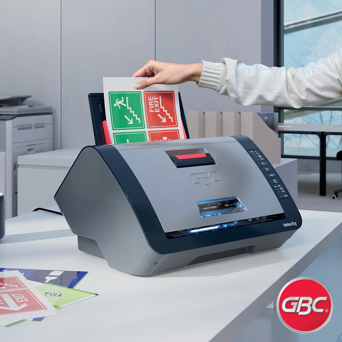 Lamineringsmaskin GBC Velocity automatisk A4 med hand som placerar dokument