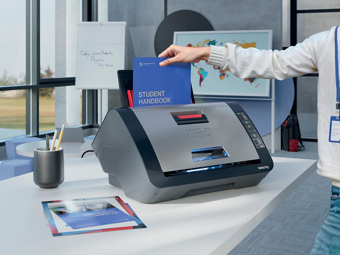 Lamineringsmaskin GBC Velocity Automatisk A4 på skrivbord med hand som lägger i ett dokument
