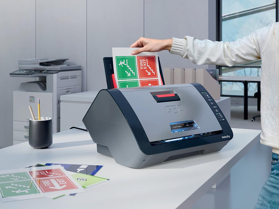 Lamineringsmaskin GBC Velocity Automatisk A4 på skrivbord med digital kontrollskärm