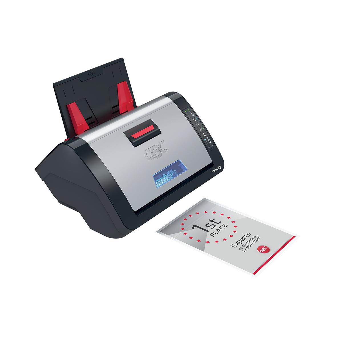 Lamineringsmaskin GBC Velocity Automatisk A4 med dokument som ska lamineras