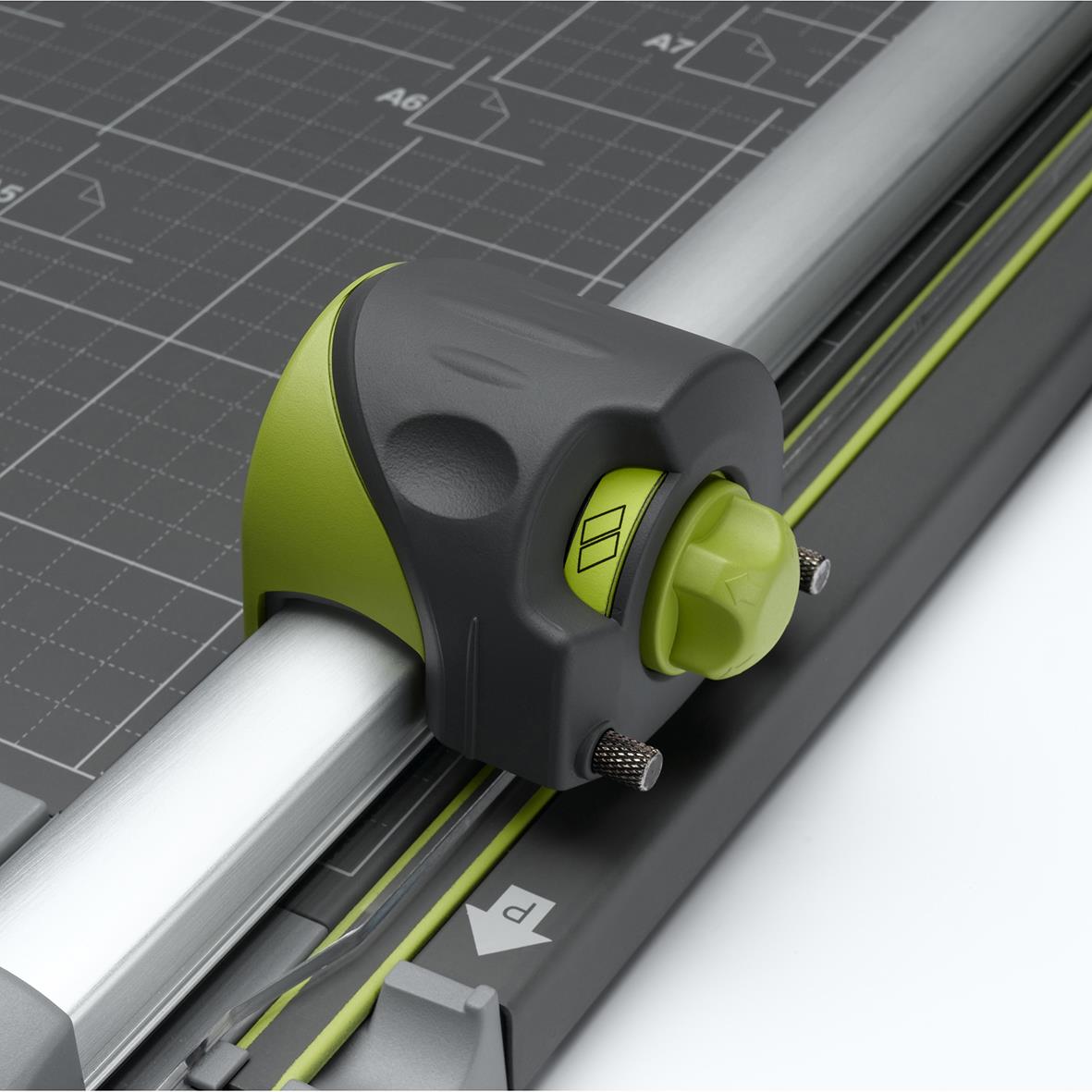 " Rexel Smartcut a425 med grön och svart design, skärmatta och justeringshjul"