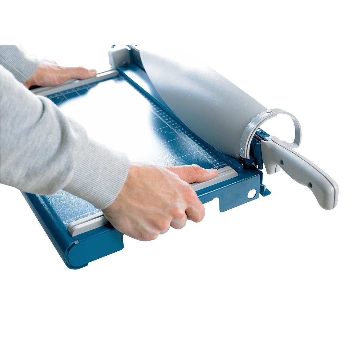 Skärmaskin Dahle 561 A4 med blå kropp och skärblad, användaren justerar för att skära papper