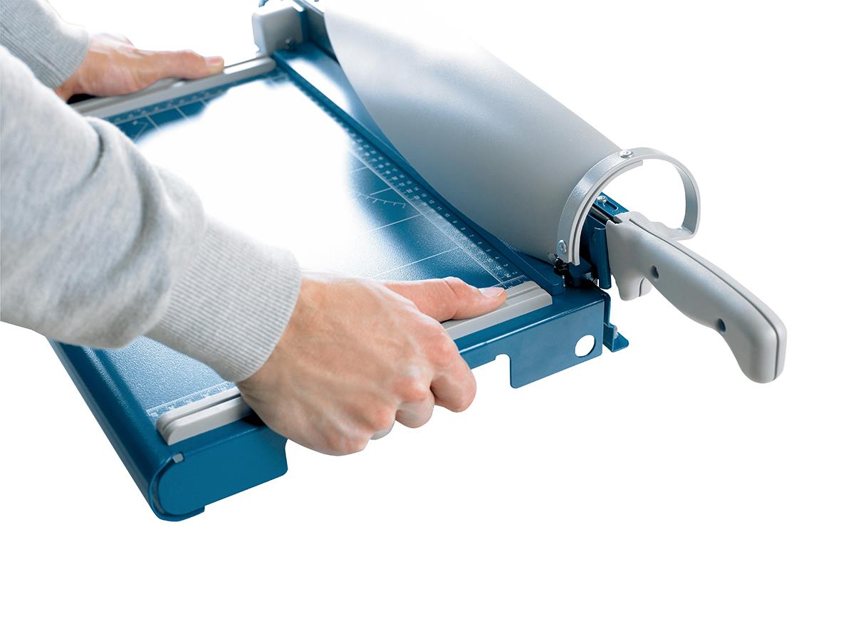 Skärmaskin Dahle 561 A4 med blå kropp och skärblad, användaren justerar för att skära papper