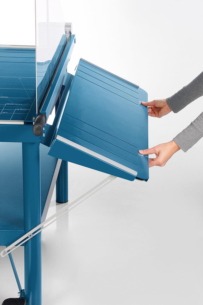 Person som använder Dahle 585 A1 skärmaskin för att skära ett blått material