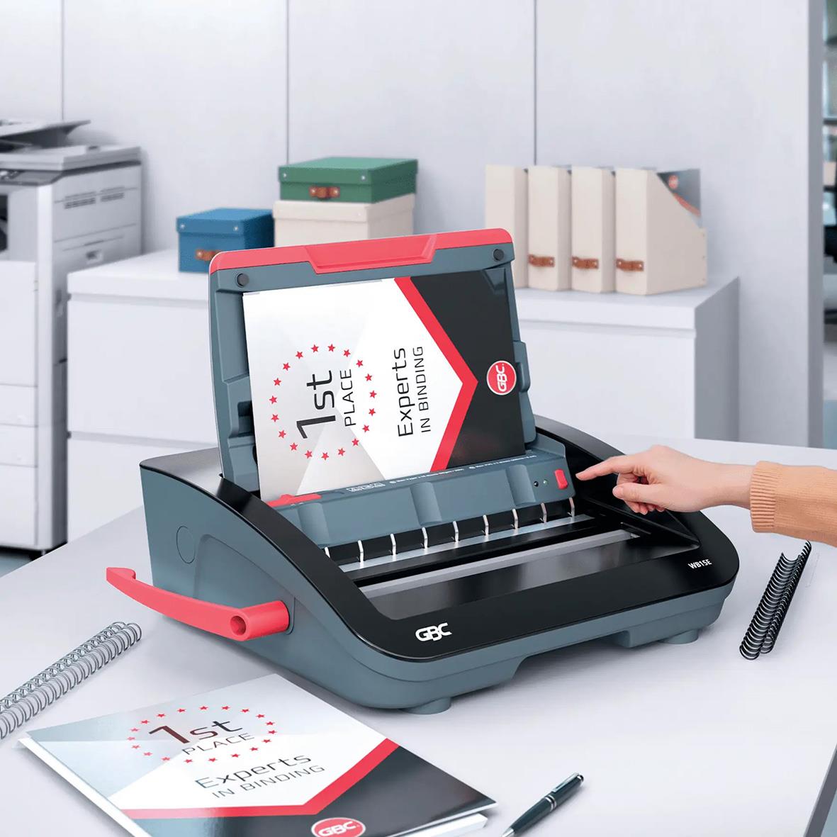 Spiralinbindningsmaskin GBC WireBind WB15E på skrivbord med hand som använder den