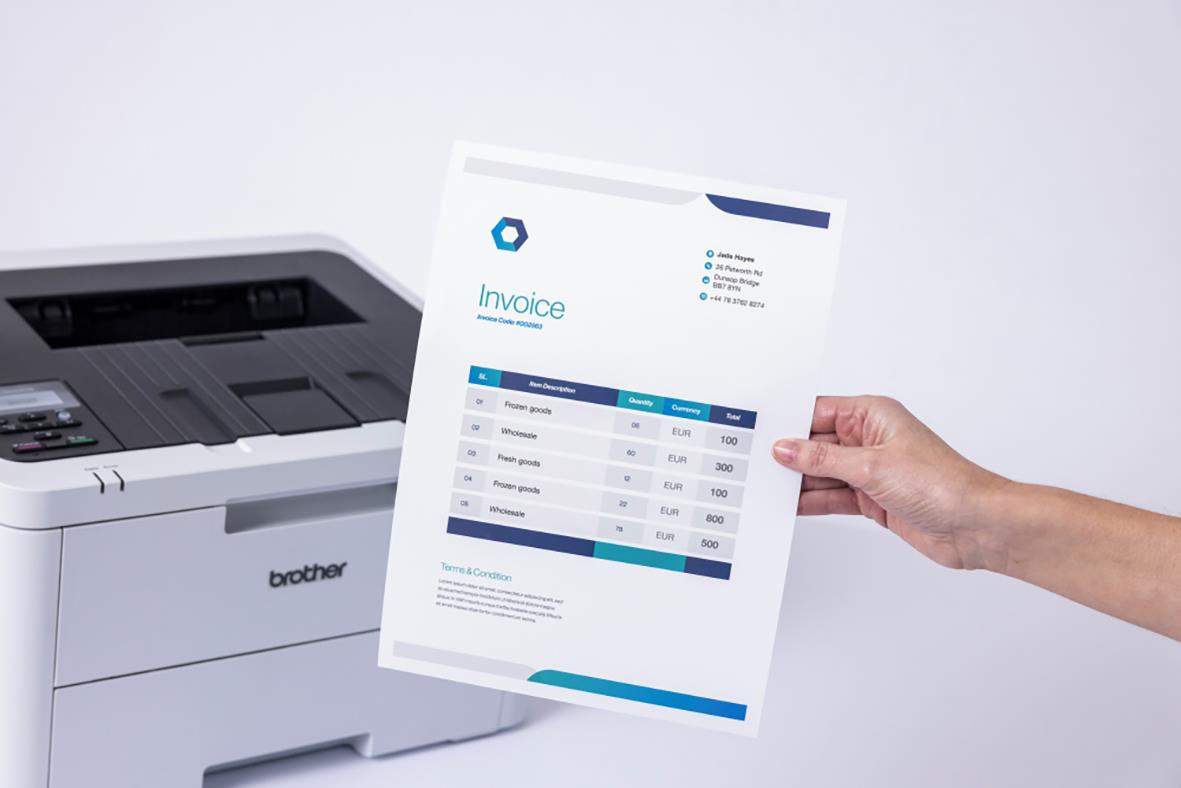 Person som skriver ut ett fakturadokument med en Brother HL-L3220CW laserskrivare