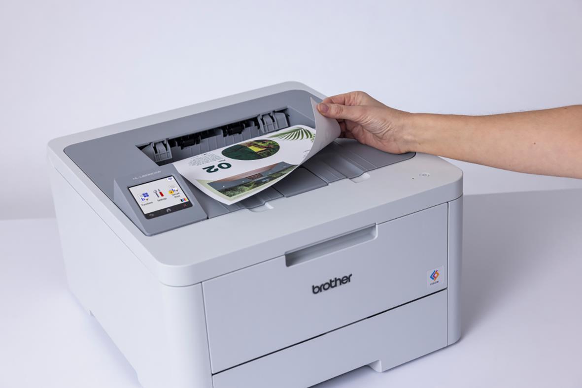 Färglaserskrivare Brother HL-L8230CDW med hand som placerar papper