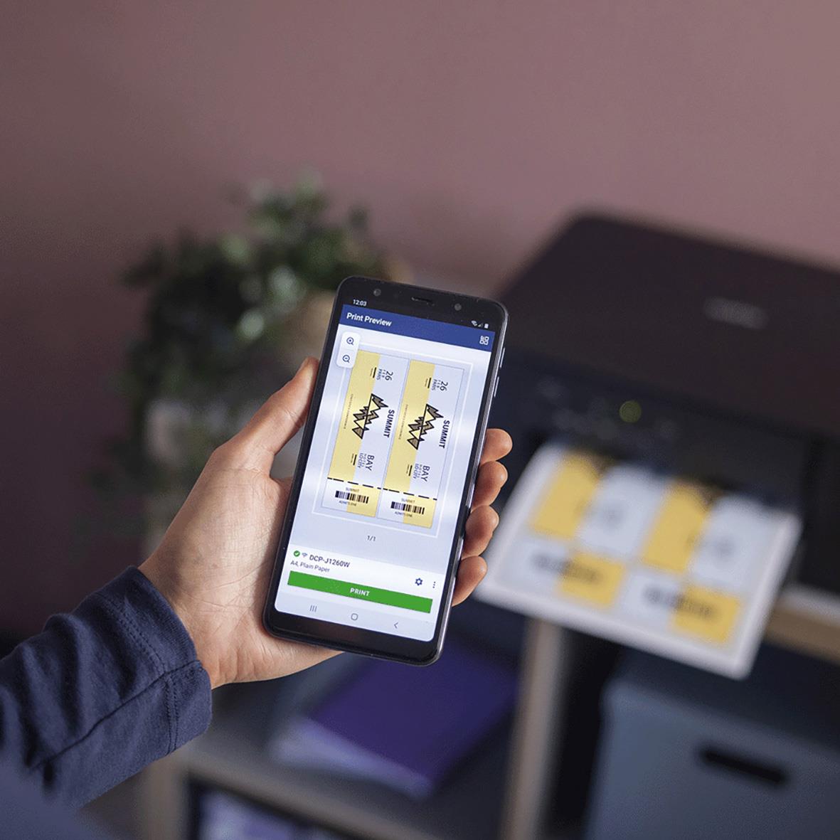 Person som använder en smartphone för att skriva ut från en multifunktionsskrivare Brother DCP-J1260W