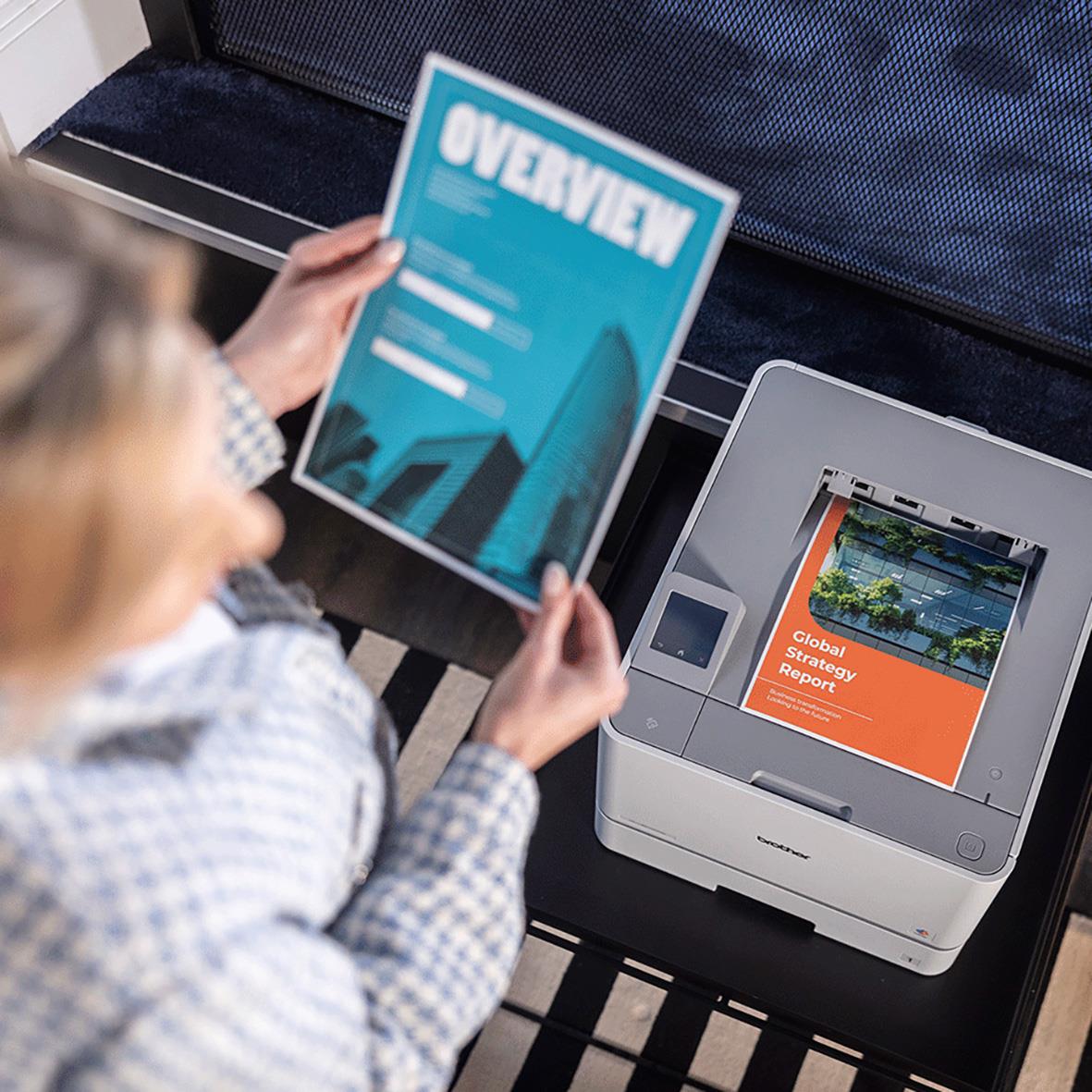 Person som använder Brother HL-L8570CDW färglaserskrivare för att skriva ut en rapport