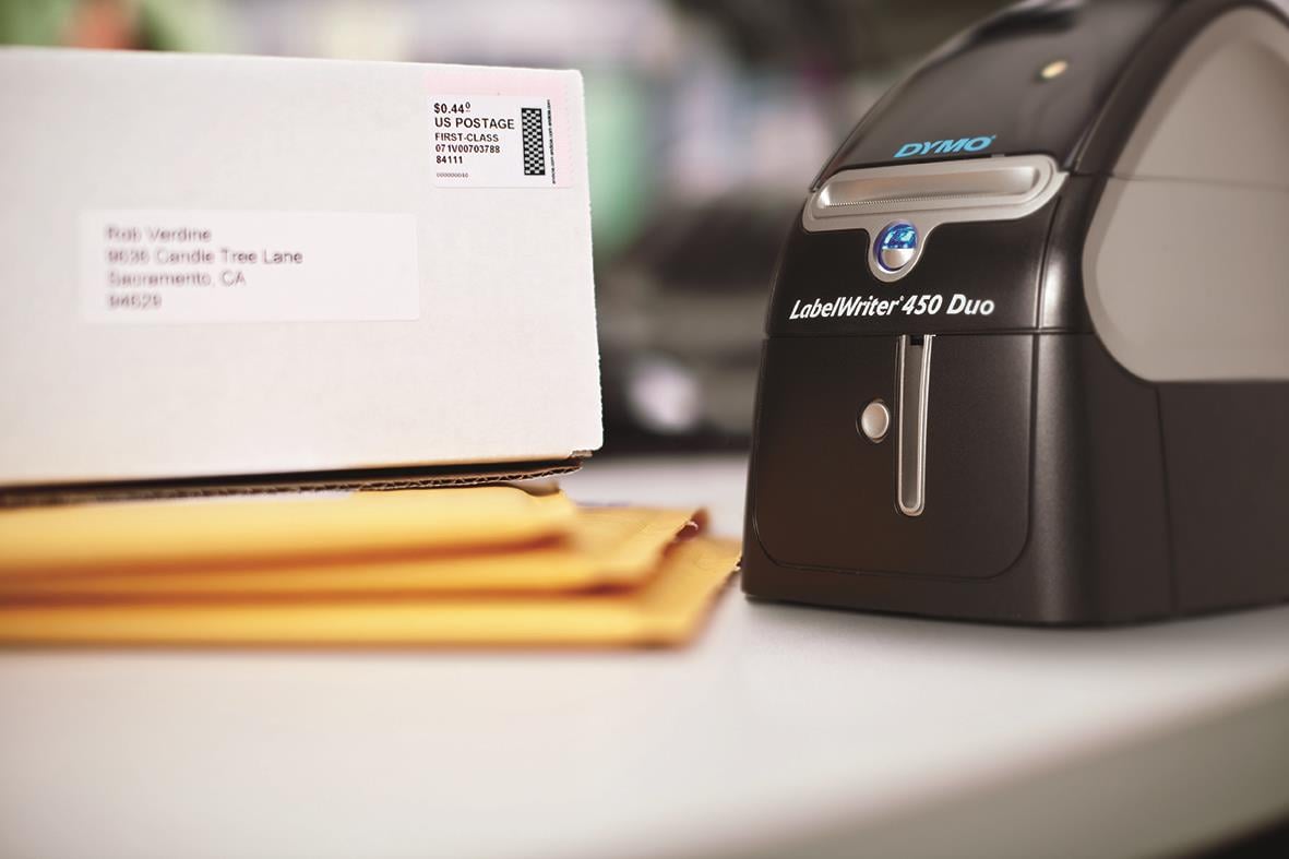 Dymo Labelwriter 450 Duo etikettsskrivare bredvid utskriven etikett och kuvert