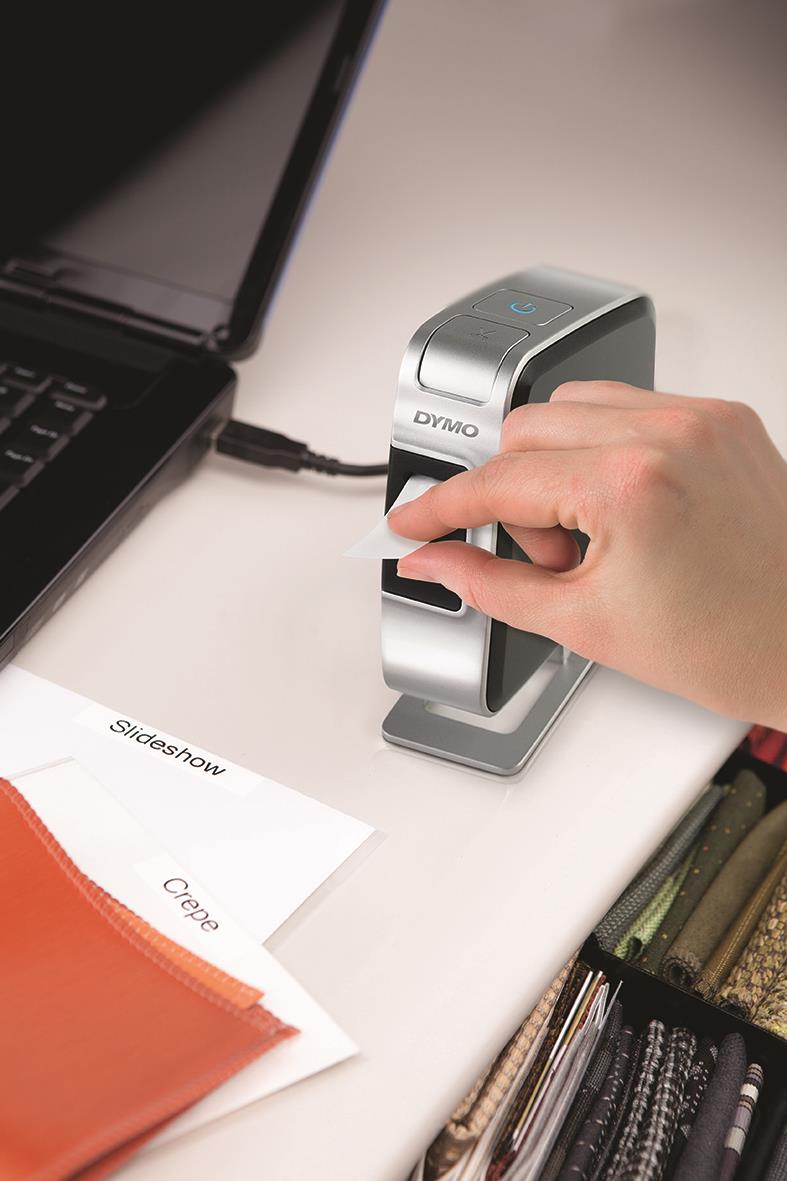 Person använder Dymo LabelManager Pnp 112244 etikettmaskin för att skriva ut etiketter på ett skrivbord