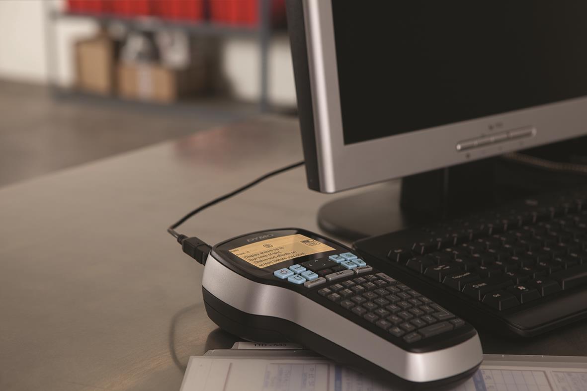 Dymo LabelManager 420P märkmaskin kopplad till dator på skrivbord