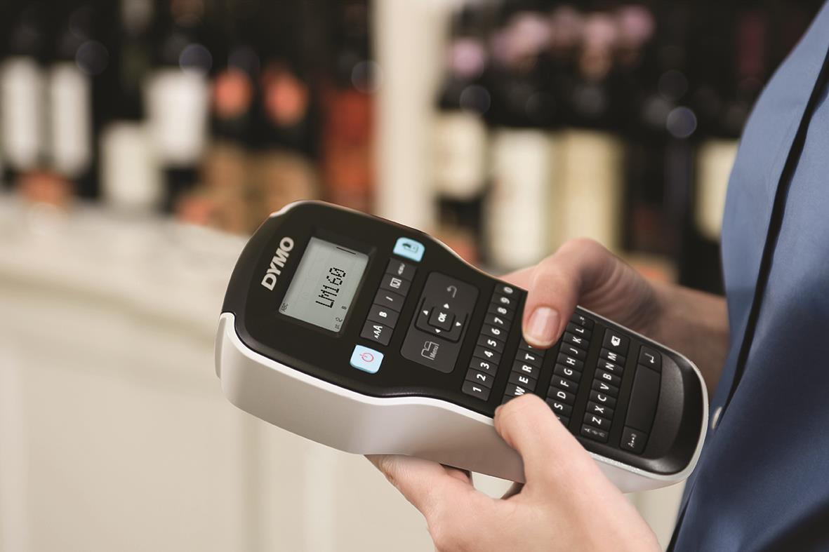 Person håller i en Dymo LabelManager 160 märkmaskin i en butik