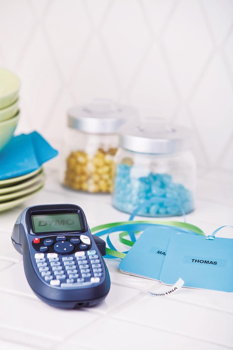 Dymo LetraTag 100H märkmaskin med etiketter och etikettbitar på ett bord