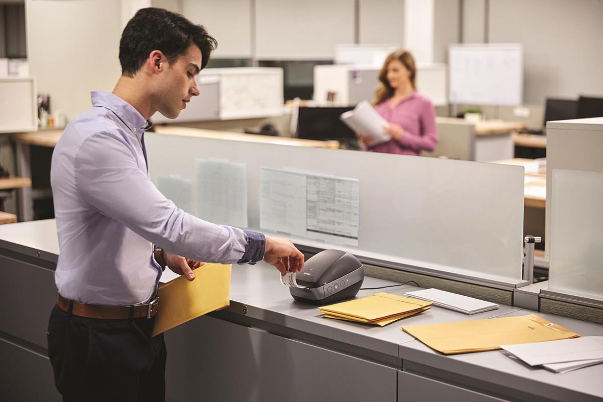 Man skriver ut etiketter med Dymo LabelWriter trådlös skrivare i kontorsmiljö