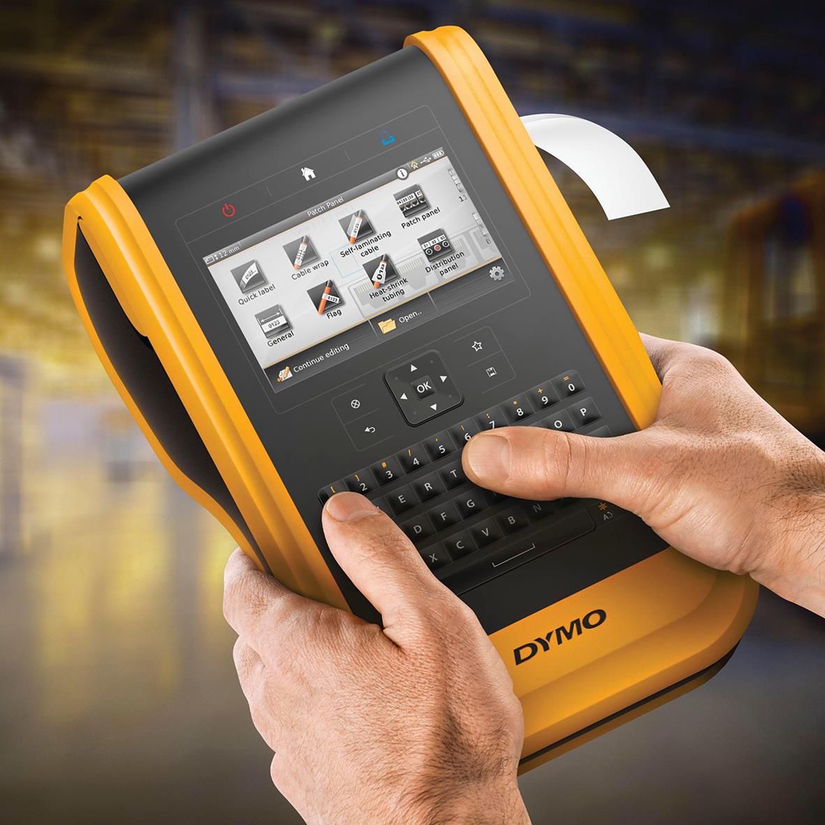 Märkmaskin Dymo XTL 500 i väska med hand som använder den