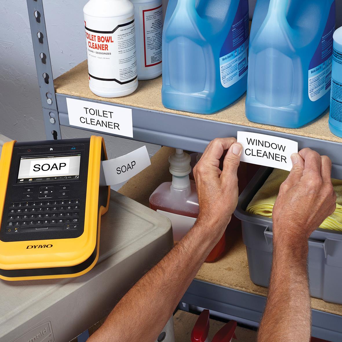 Person placerar etiketter på rengöringsprodukter i en butik eller lager