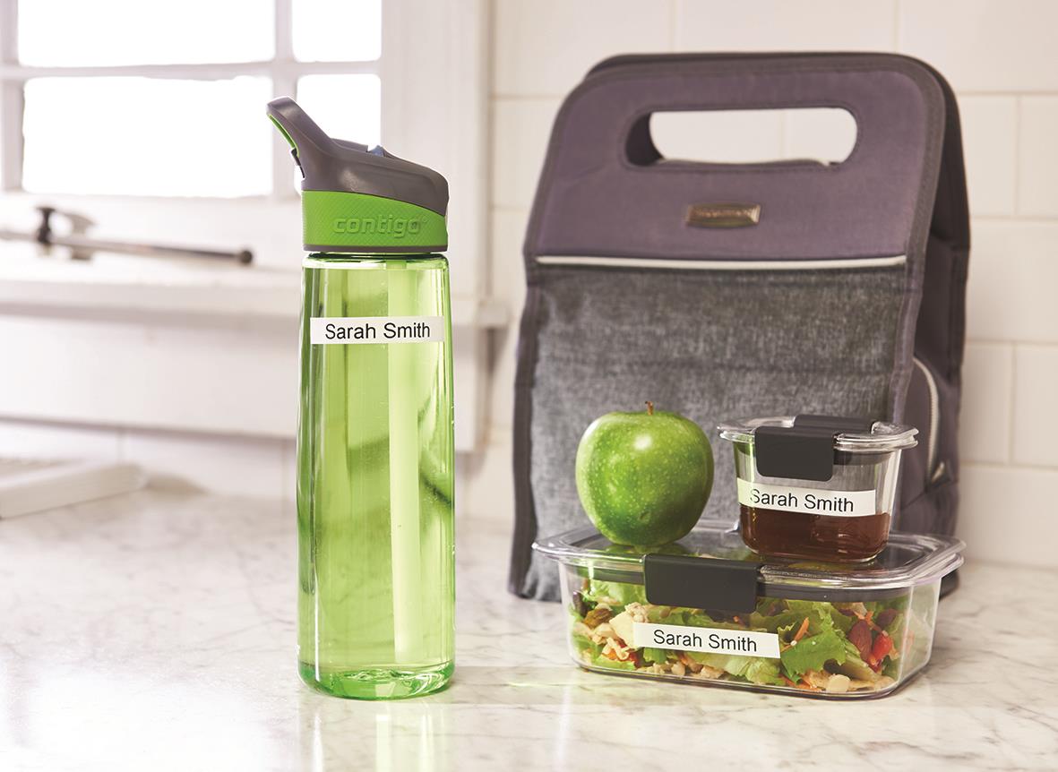 Märkband Dymo D1 9mm x 7m svart/vit, vattenflaska, lunchlåda med sallad, äpple och termos