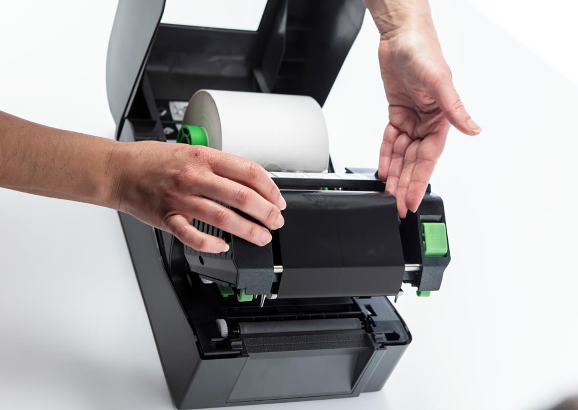 Person som laddar en Brother TD-4420TN etikettsskrivare