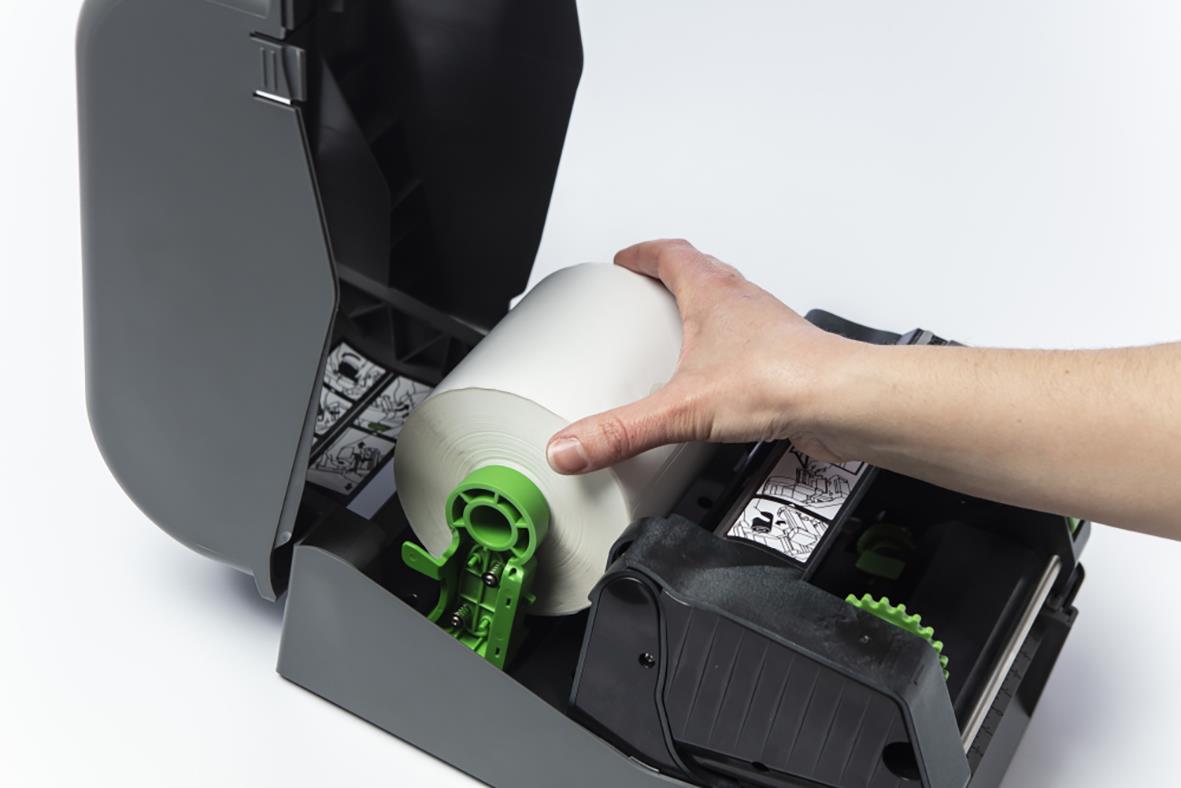 Person som laddar etikettband i Brother TD-4420TN etikettsskrivare