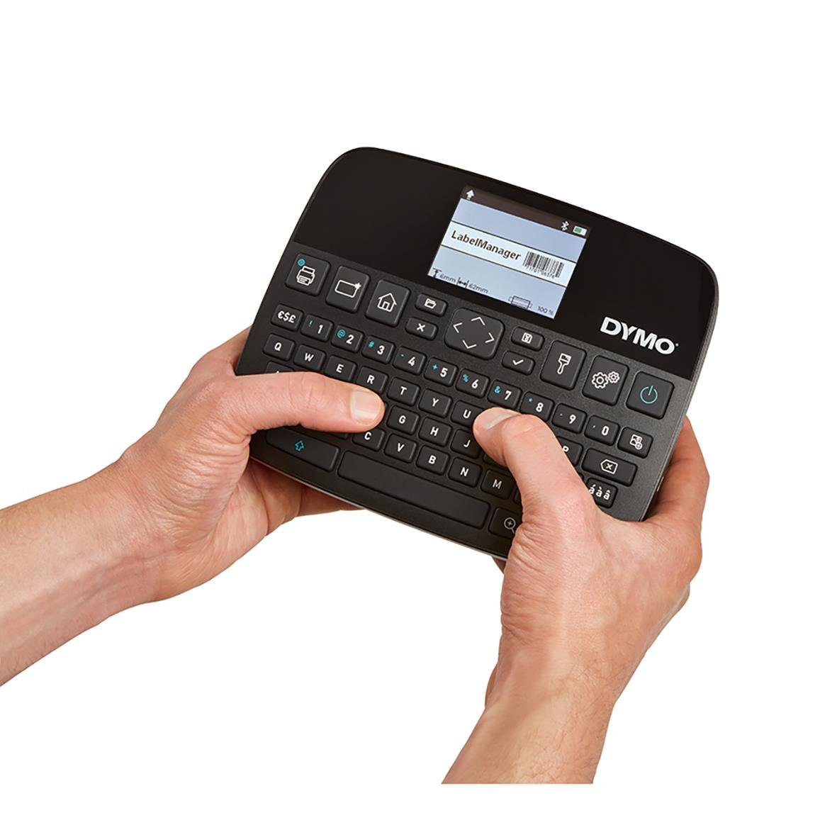 Hand som håller en Dymo LabelManager 640 CB etikettmaskin med liten skärm och tangentbord