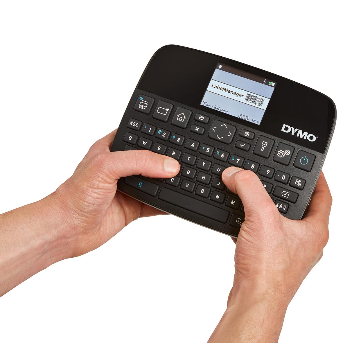 Hand som håller en Dymo LabelManager 640CB etikettmaskin med liten skärm och tangentbord