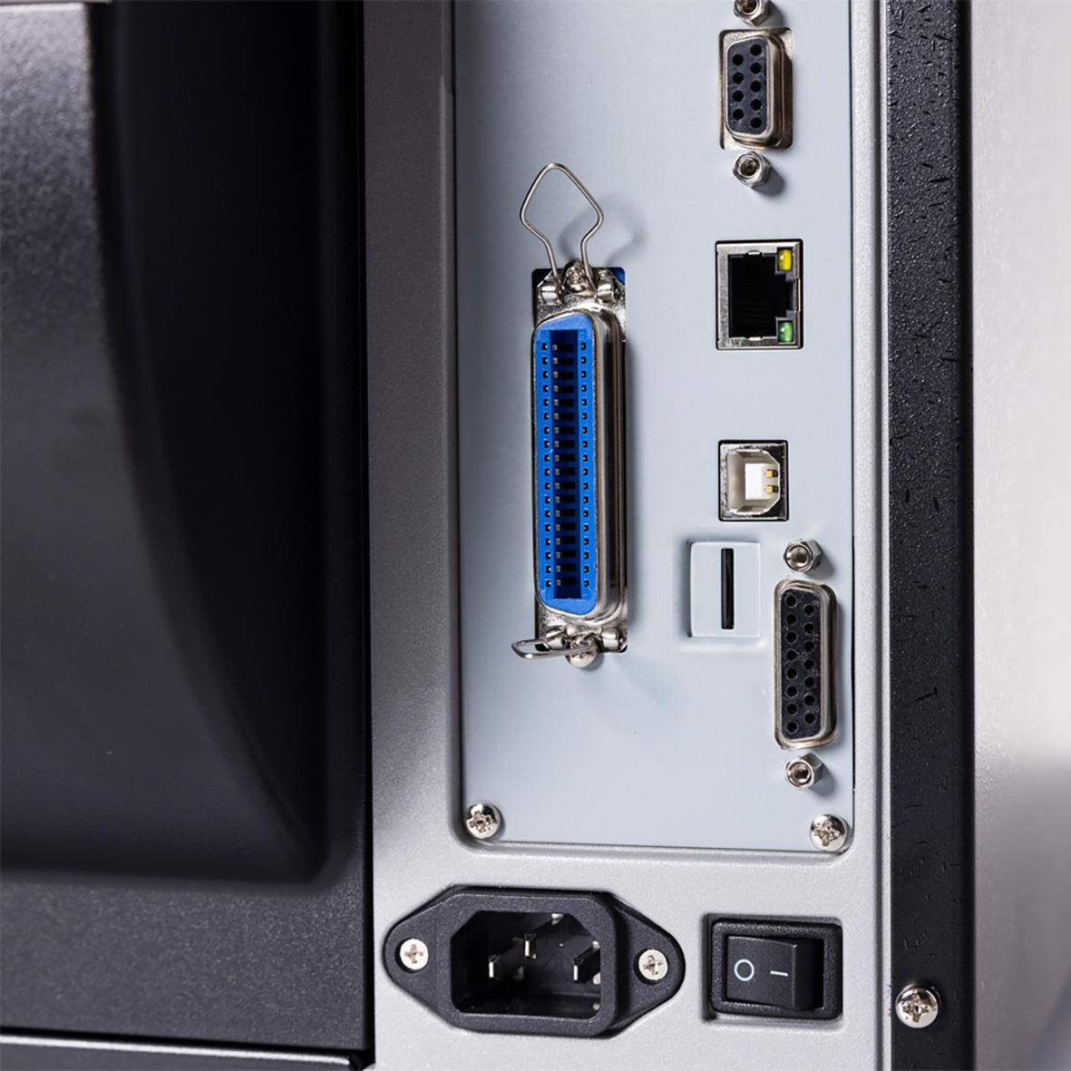 Baksidan av en elektronisk enhet med olika portar inklusive D-sub, Ethernet, USB och strömuttag