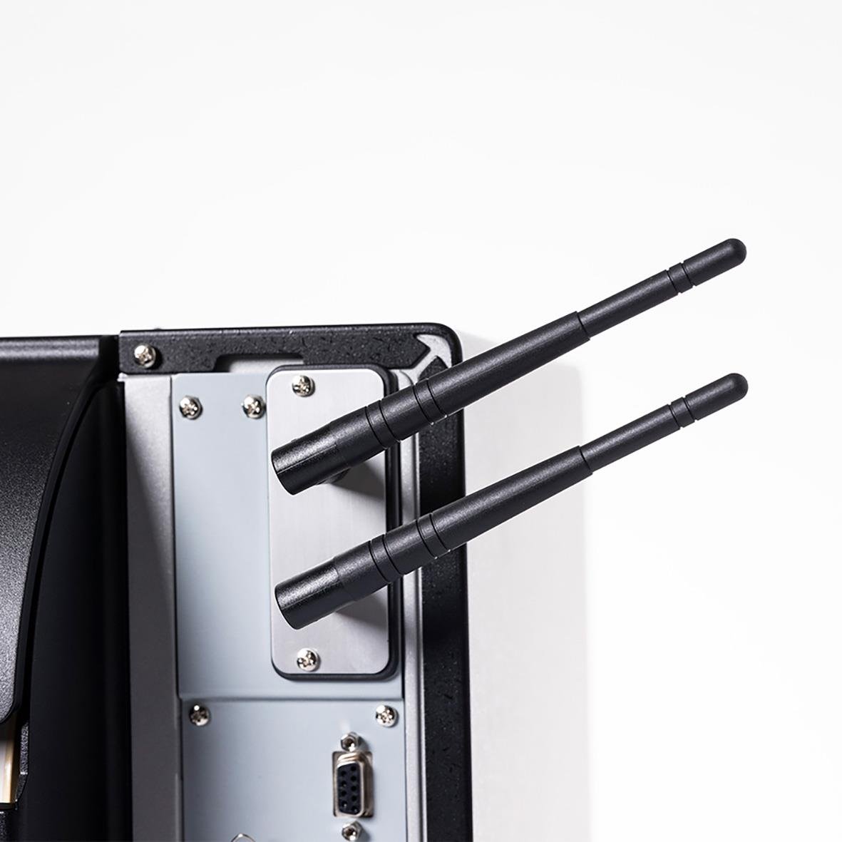 Två svarta antenner på en metallplatta monterad på en elektronisk enhet