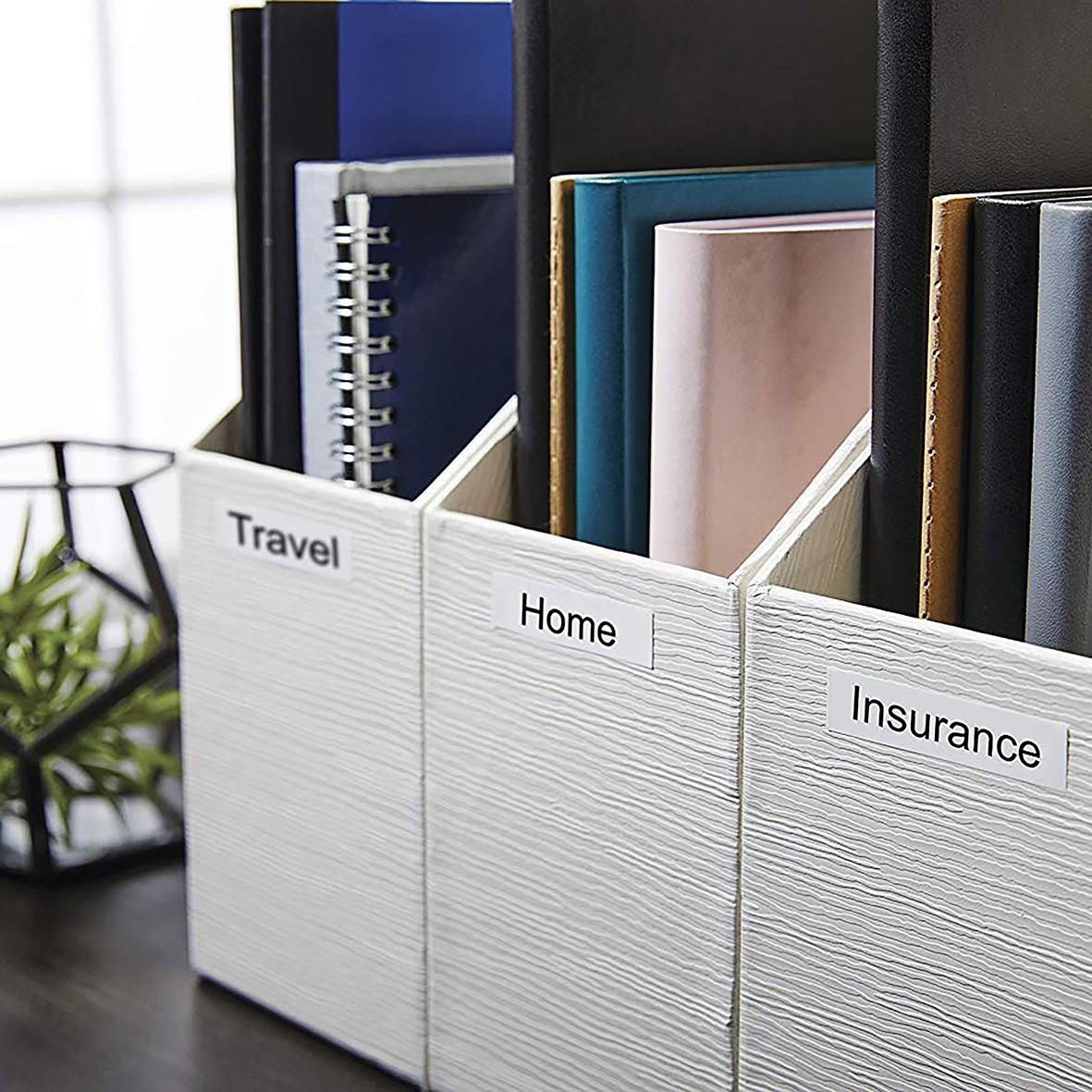 Organisationsfack med etiketter för olika kategorier som Travel, Home och Insurance