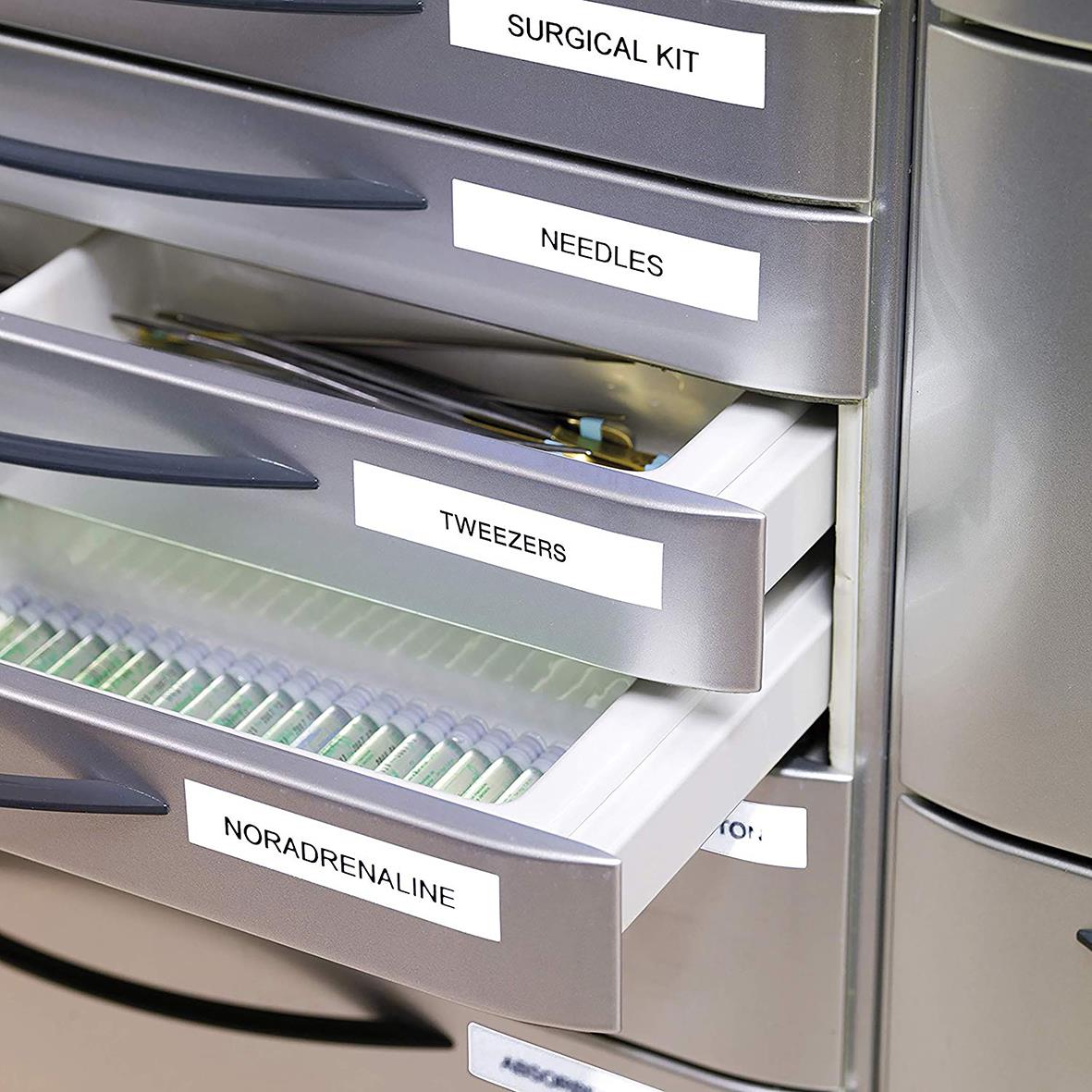 Skåp med etiketter för kirurgisk kit, nålar, tänger och Noradrenalin