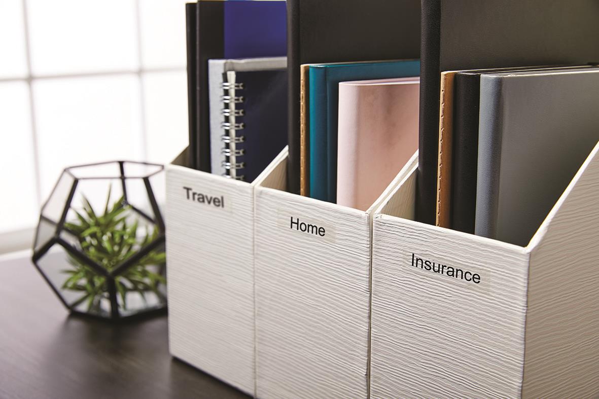 Märkband Dymo D1 6mm svart/klar 7m med FSC och återvinningssymboler