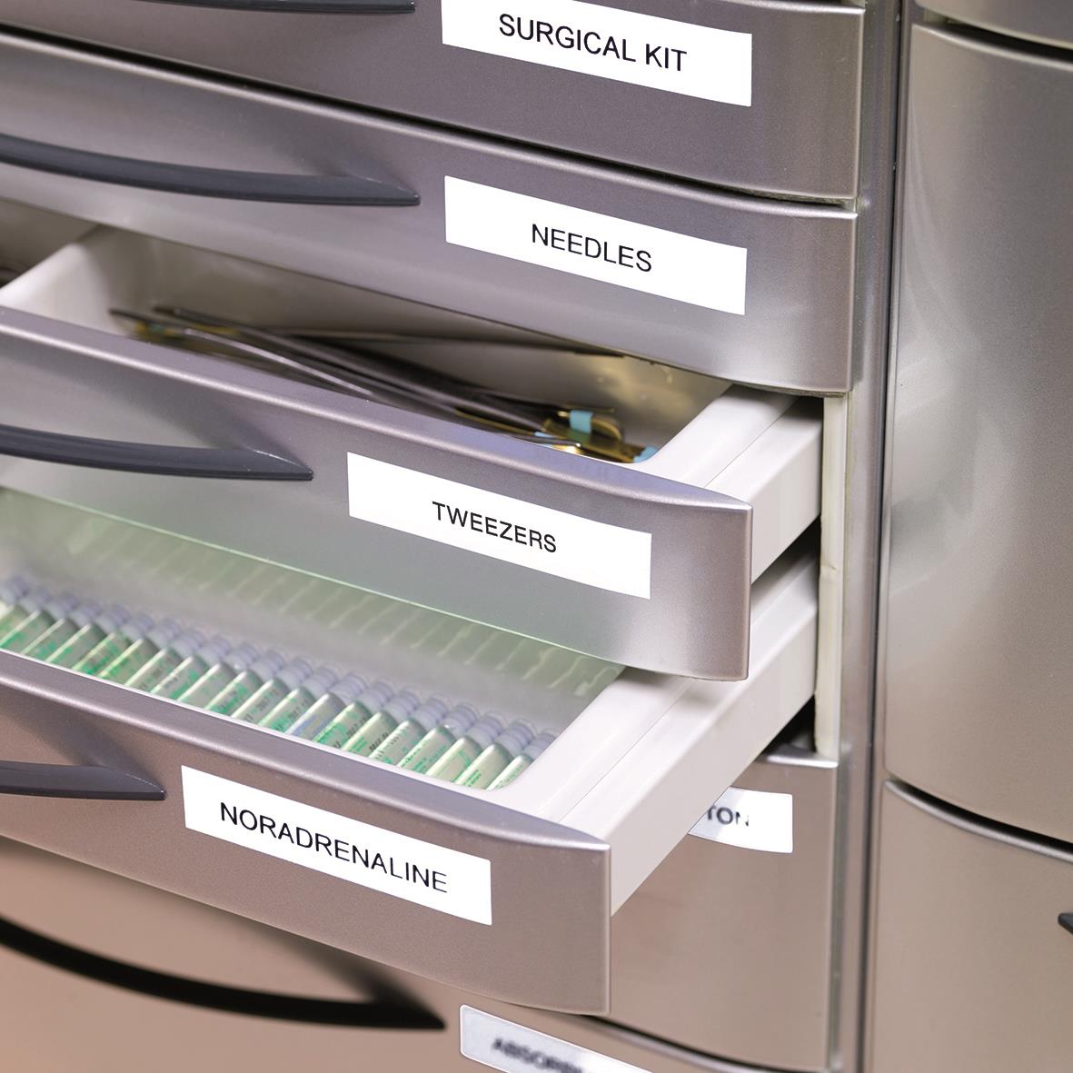 Medicinsk förvaringsskåp med etiketter för kirurgiska kit, nålar, tänger och Noradrenalin