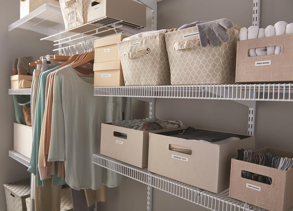 Vägghylla med kläder, lådor och förvaringskorgar i ett organiserat rum