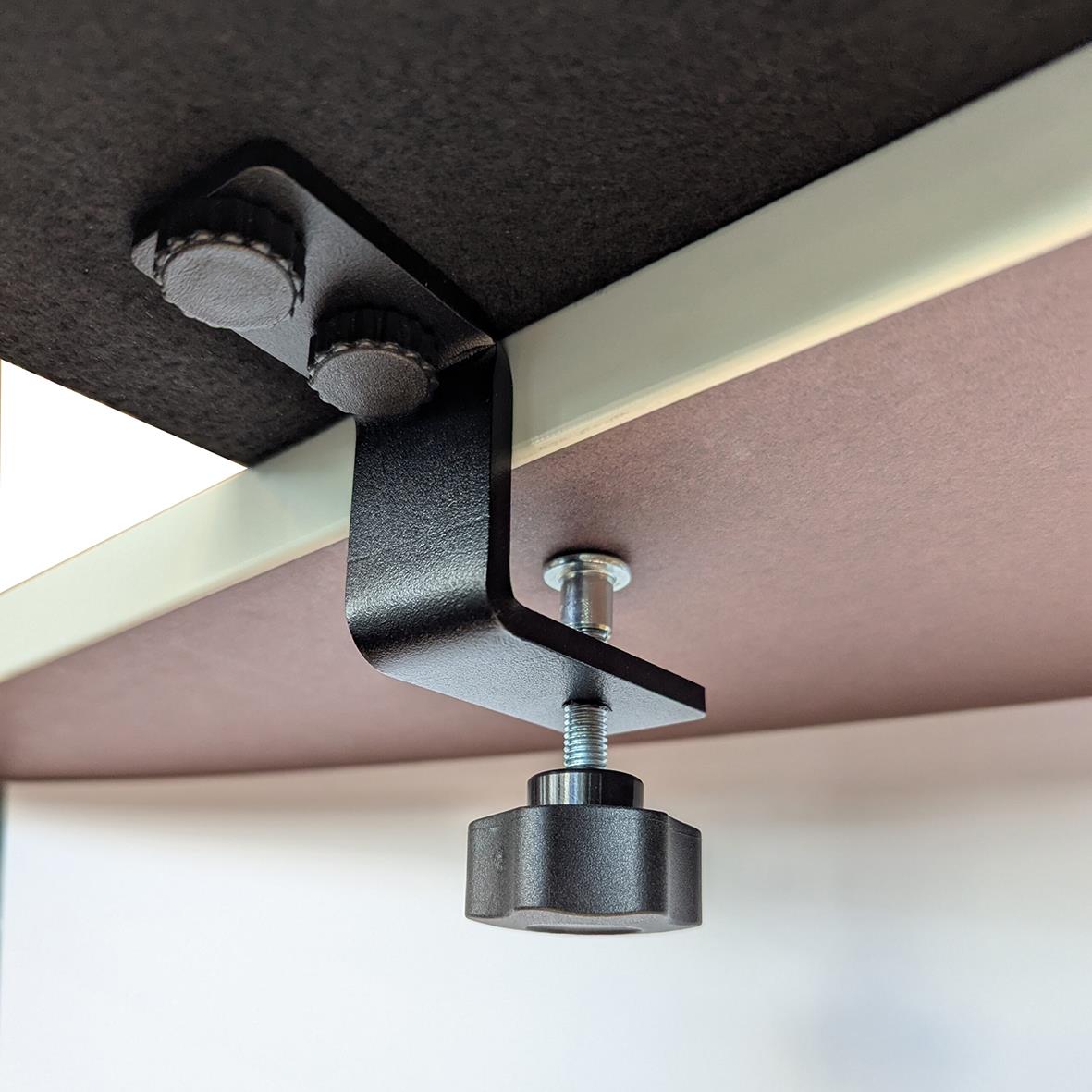 Bordskonsol med justerbar höjd och skruv för att fästa ett bord eller hylla