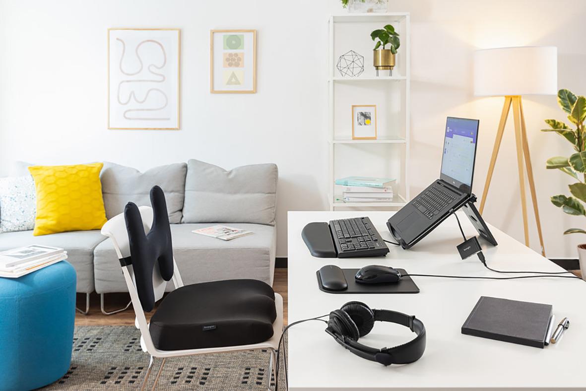 Arbetsplats med handledsstöd Kensington ErgoSoft Standard, dator, telefon och stolar i ett hemmakontor
