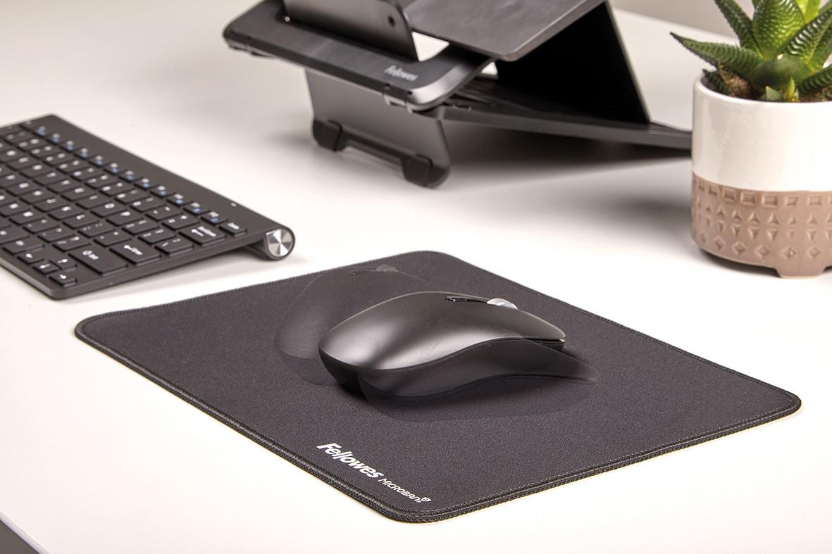 Svart Fellowes Breyta XL-musmatta med trådlös mus på ett skrivbord