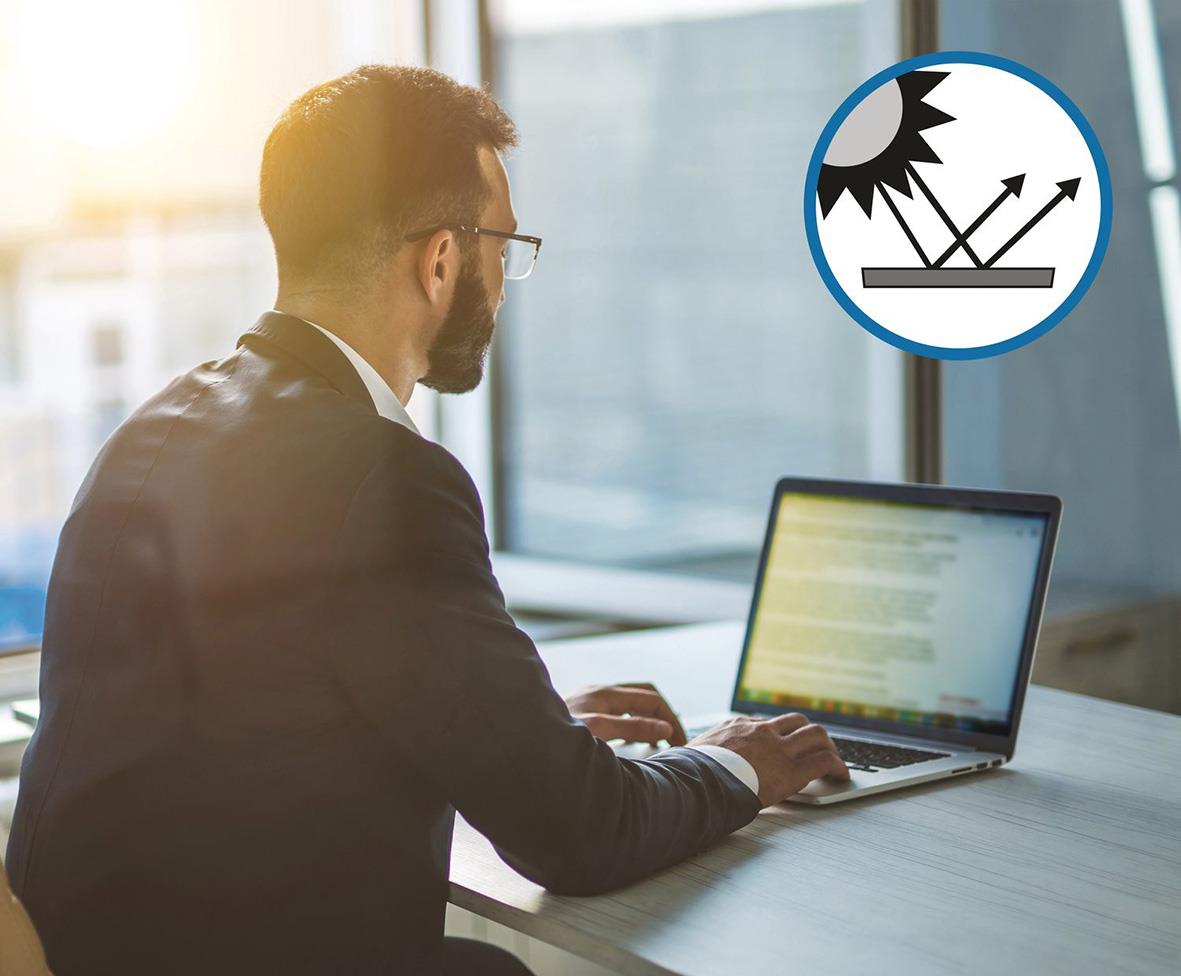 Man använder en Kensington 17 tum laptopsekretessfilter framför skärmen i ett kontorsmiljö