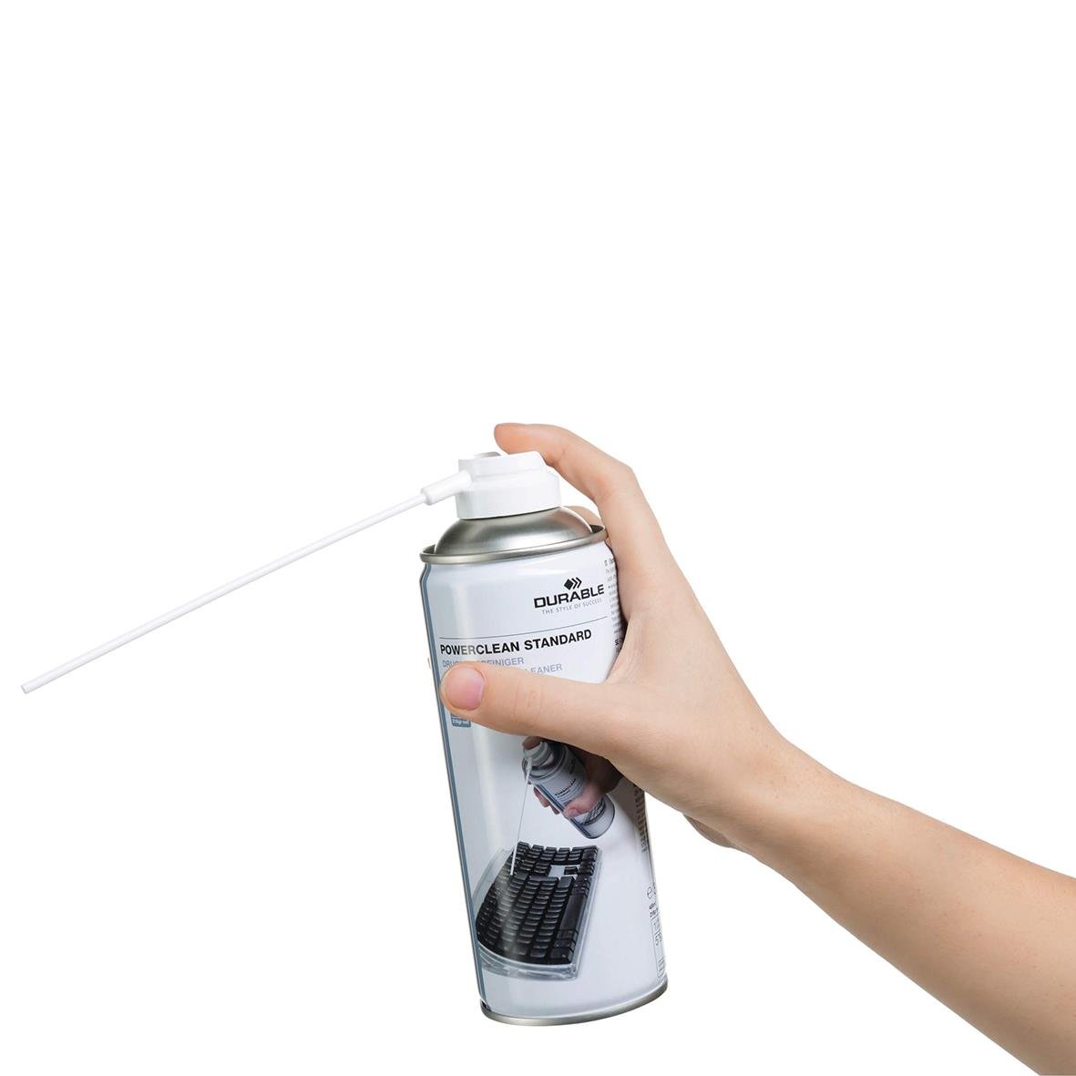 Hand som håller ett tryckluftsspray för rengöring av elektronik och ytor