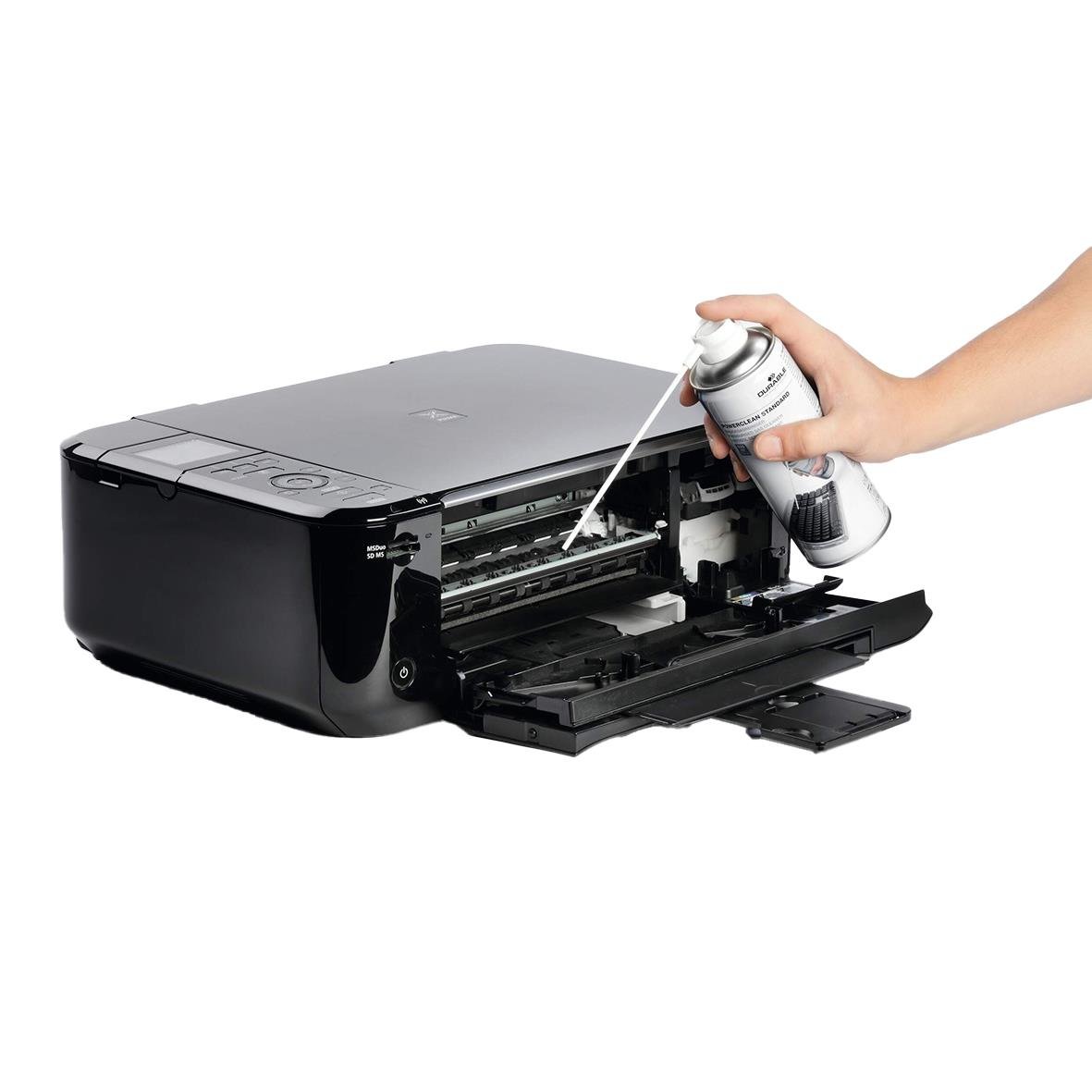 Person använder tryckluftsspray för att rengöra en skrivare