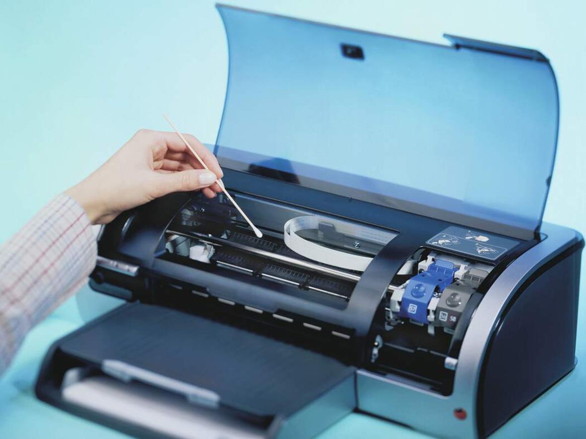 Person rengör en 15 cm lång Durable 3D-skrivare med ett verktyg