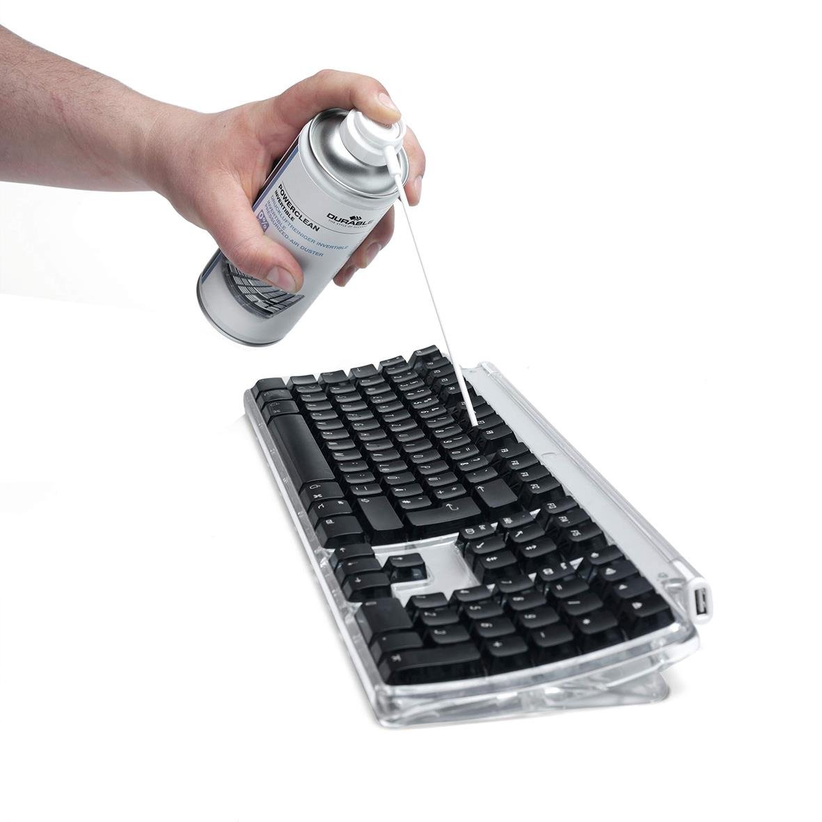 Tryckluftsspray rengör och blåser bort damm från tangentbordet