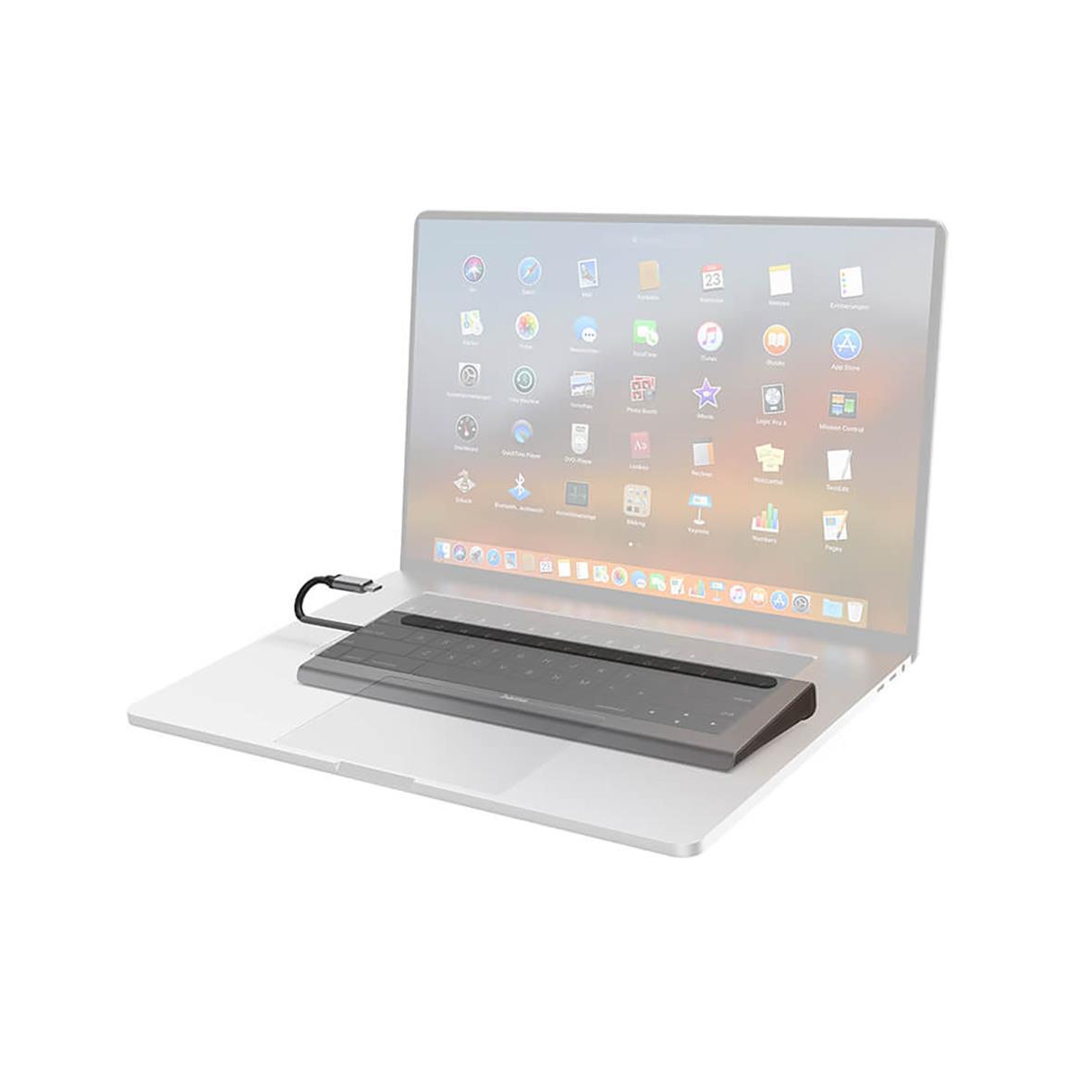 Dockningsstation Hama USB-C med 10 portar placerad på en laptop