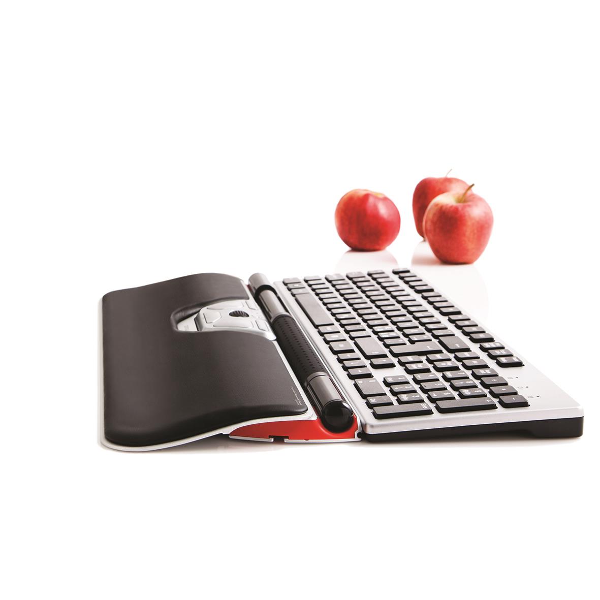 Ergonomisk mus RollerMouse Red Plus med sladd, placerad framför ett tangentbord med tre äpplen i bakgrunden