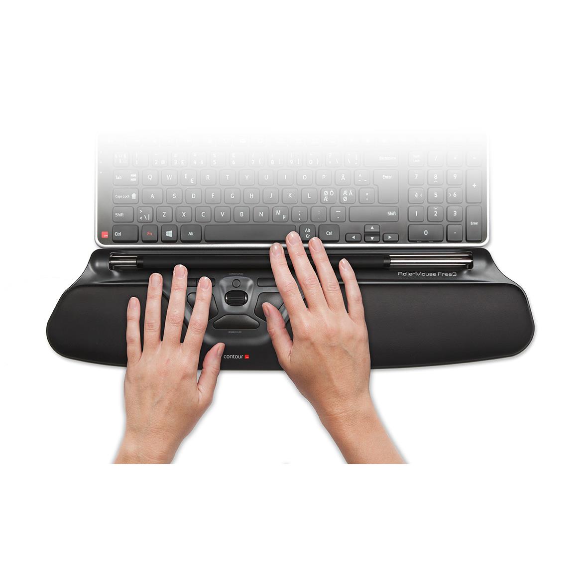 Svart ergonomisk mus RollerMouse Free3 med händer som använder den framför ett tangentbord