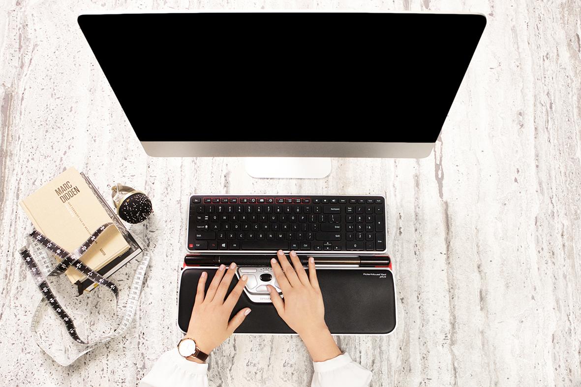 Ergonomisk mus, RollerMouse Red Plus och trådlöst tangentbord på skrivbord