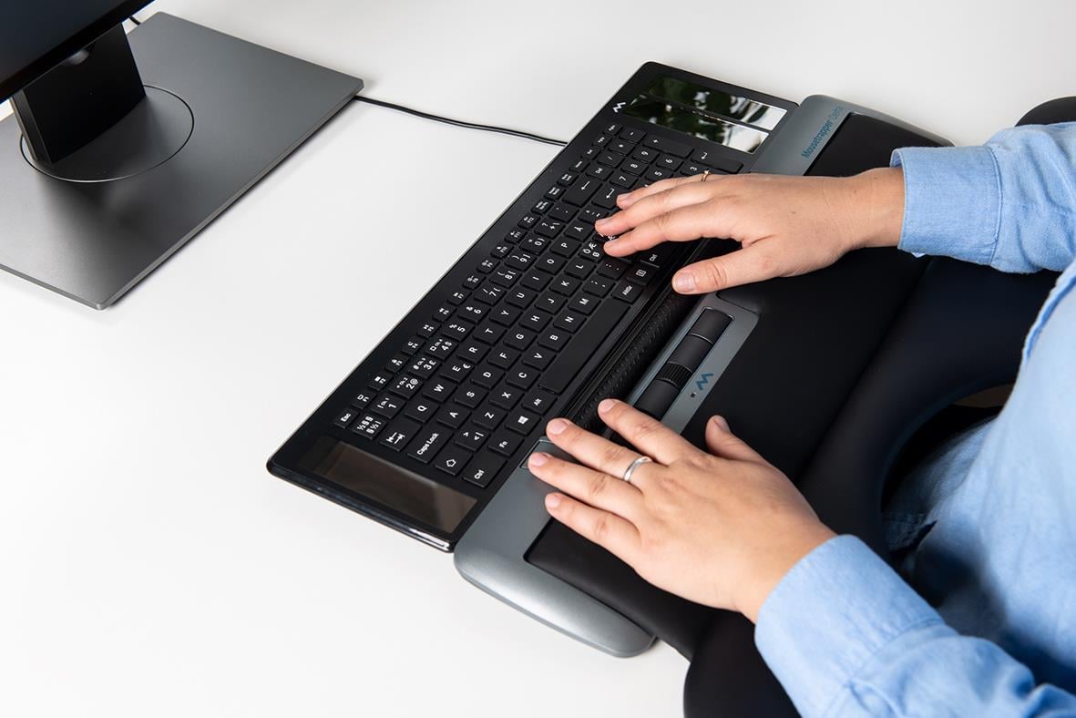 Person använder ergonomisk mus Mousetrapper Delta Extended på skrivbord