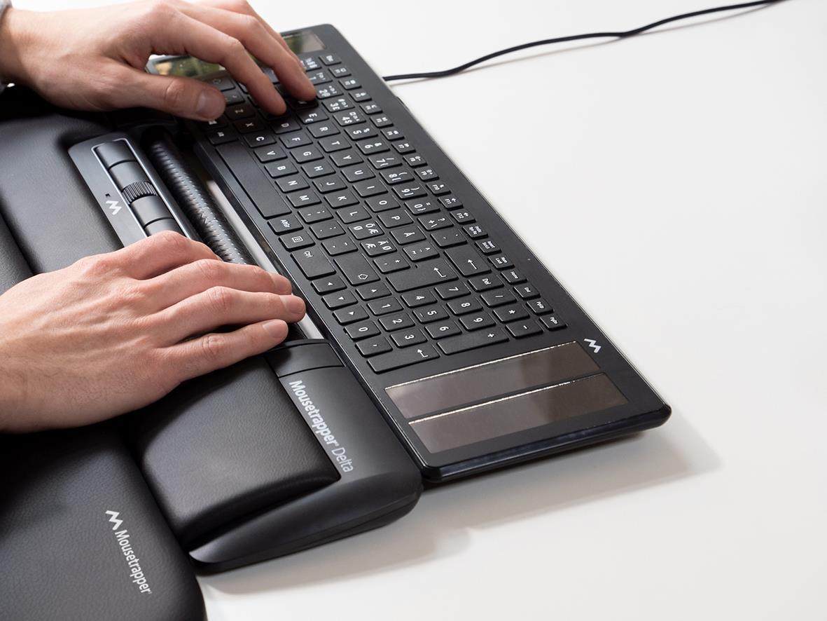 Ergonomisk mus och tangentbord på skrivbord