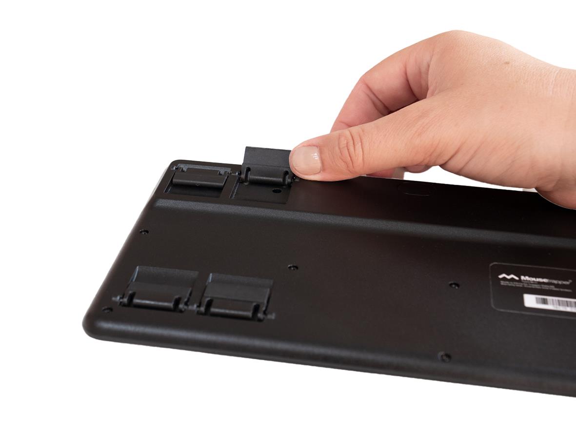 Hand som justerar en trådlös Mousetrapper Mini tangentbord och musenhet